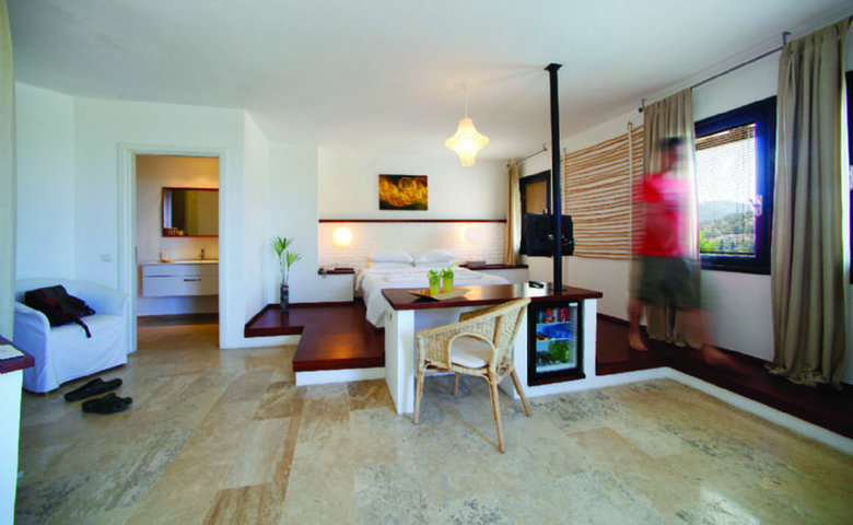 4 Reasons Hotel & Bistro