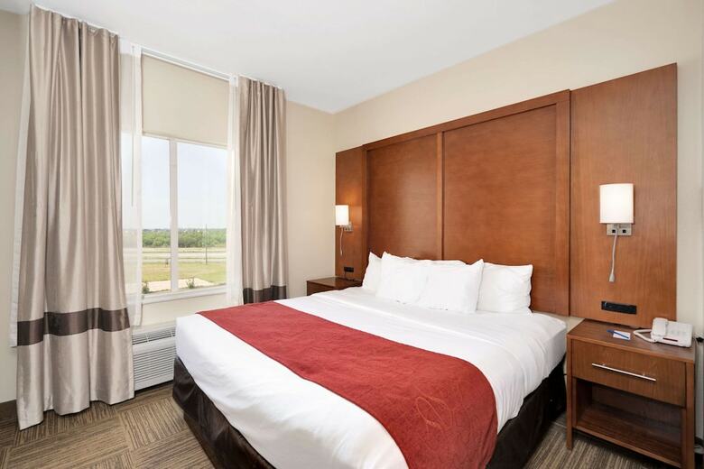 Hotel Comfort Suites University