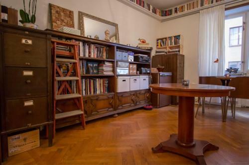Trendy Sofo Apartment