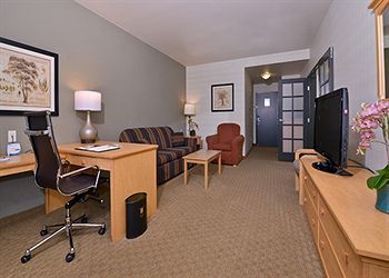 Hotel Comfort Suites Airport