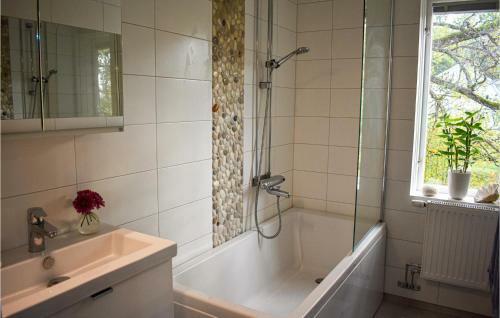 Four-bedroom Holiday Home In Motala