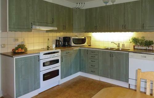 Three-bedroom Holiday Home In Ronneby