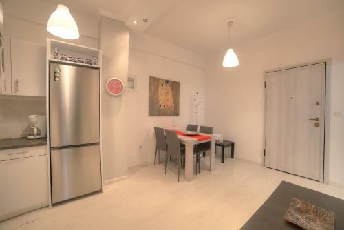 Cosy Apartment In Glyfada Center