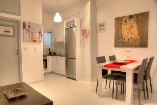 Cosy Apartment In Glyfada Center