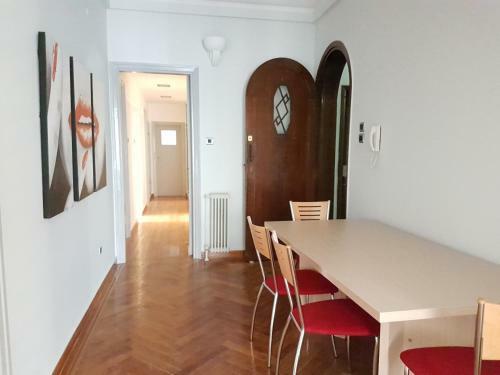 Apartamento Errathens Pine Red And Taupe