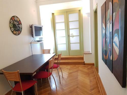 Apartamento Errathens Pine Red And Taupe