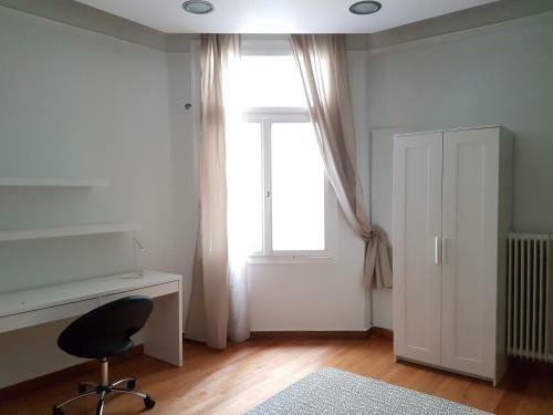 Apartamento Errathens Pine Red And Taupe