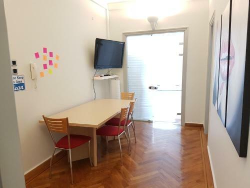 Apartamento Errathens Pine Red And Taupe