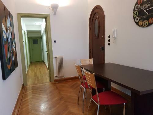 Apartamento Errathens Pine Red And Taupe