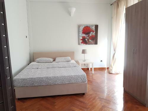 Apartamento Errathens Pine Red And Taupe
