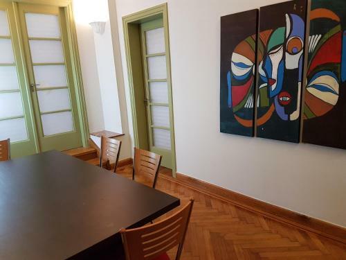 Apartamento Errathens Pine Red And Taupe
