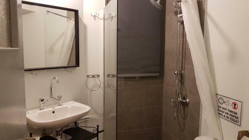 Apartamento Errathens Pine Red And Taupe