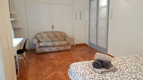 Apartamento Errathens Pine Red And Taupe