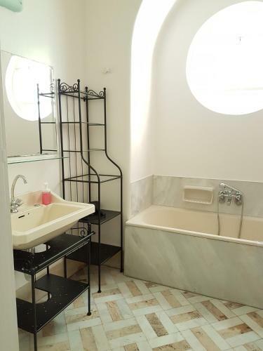 Apartamento Errathens Pine Red And Taupe