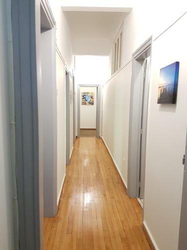 Apartamento Errathens Pine Red And Taupe