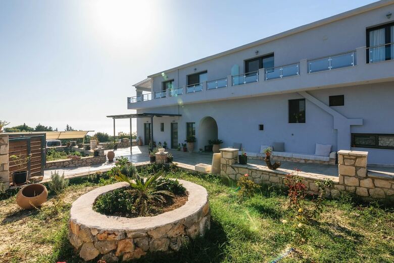 Alonaki Apartments