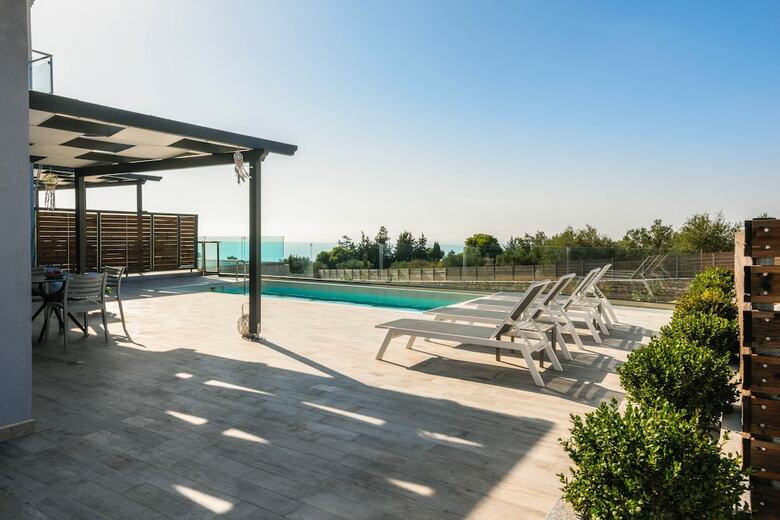 Alonaki Apartments