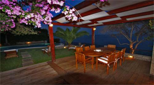 Beachfront Villa Benele