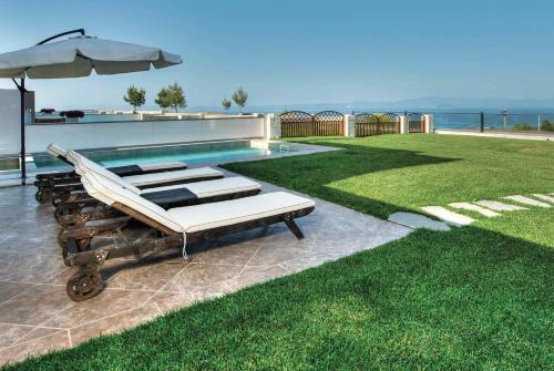 Hanioti Villa Sleeps 6 Air Con Wifi
