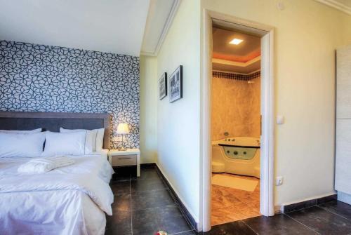 Hanioti Villa Sleeps 6 Air Con Wifi