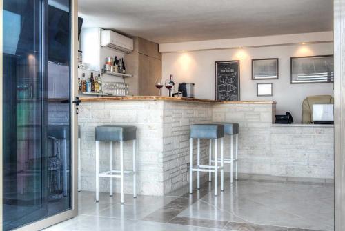Hanioti Villa Sleeps 6 Air Con Wifi