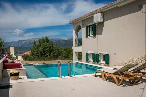 Athinais Lak Villa