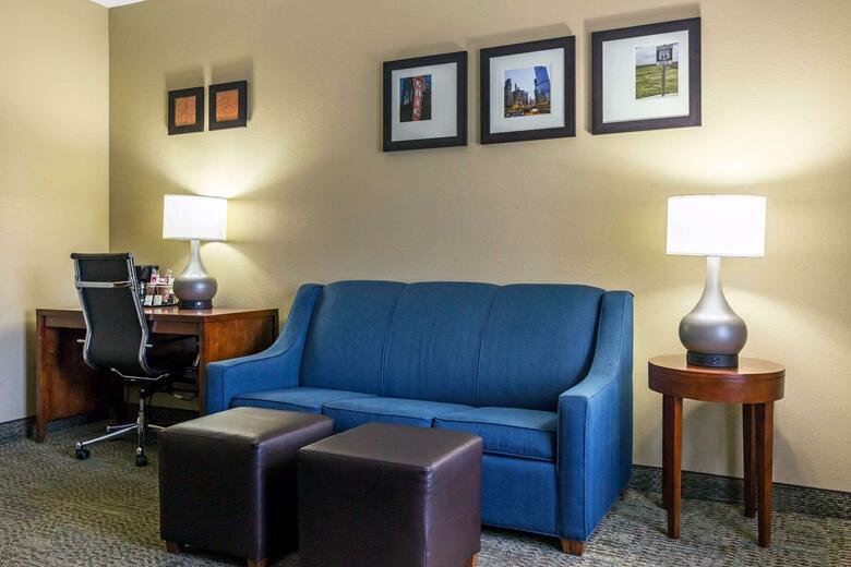 Hotel Comfort Suites Lansing
