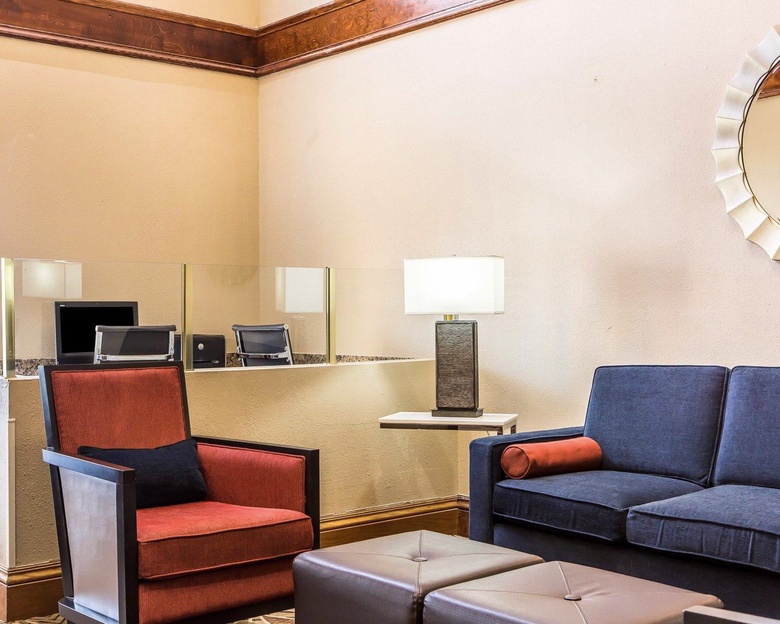 Hotel Comfort Suites Lansing