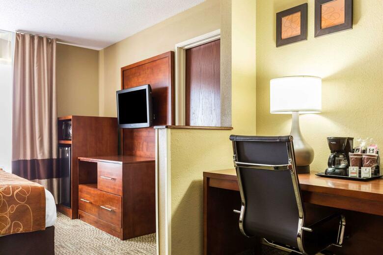 Hotel Comfort Suites Lansing