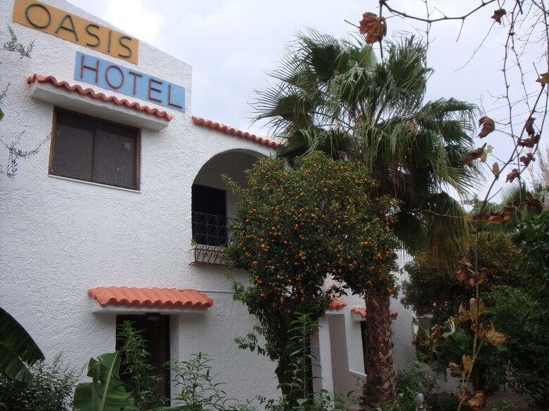 Oasis Hotel & Bungalows