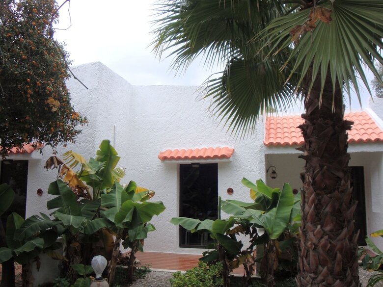 Oasis Hotel & Bungalows