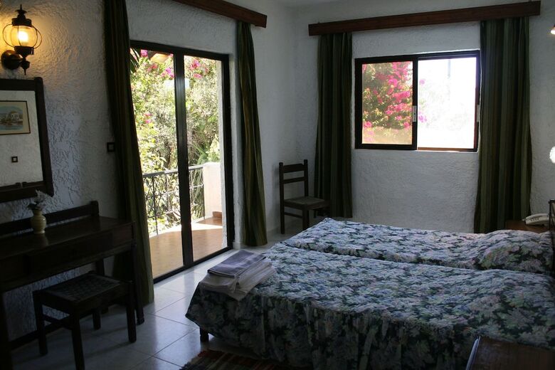 Oasis Hotel & Bungalows