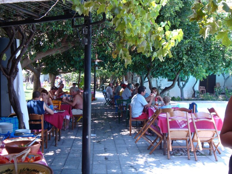 Oasis Hotel & Bungalows