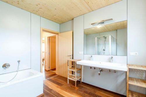 Bio-vollholzhaus Mit Badeplatz