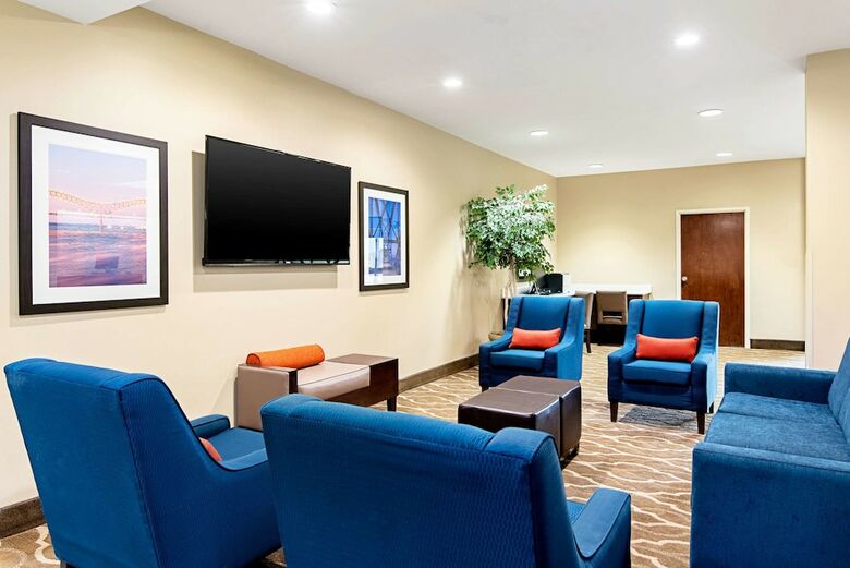 Holiday Inn Express Hotel & Suites Pine Bluff