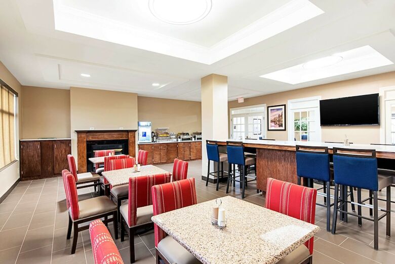 Holiday Inn Express Hotel & Suites Pine Bluff