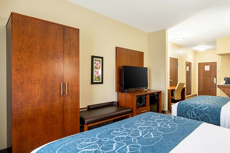 Holiday Inn Express Hotel & Suites Pine Bluff