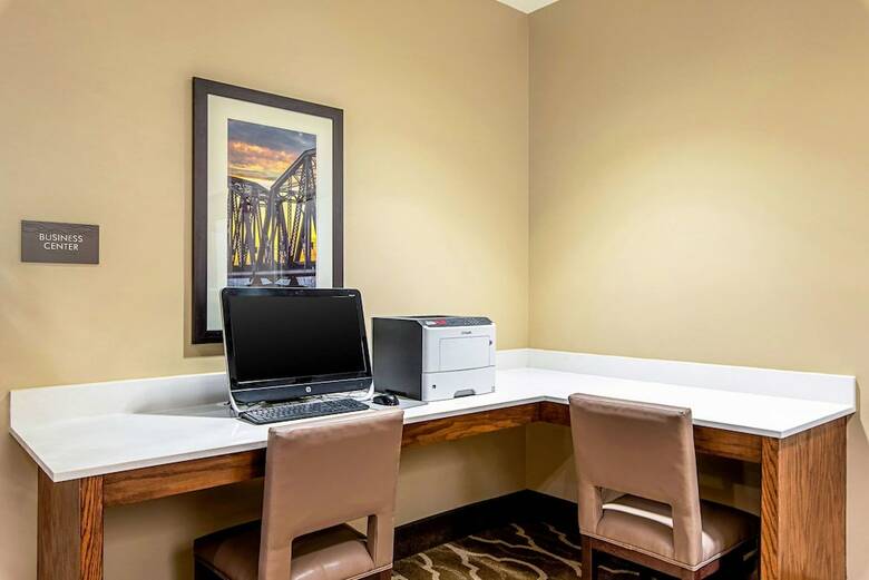 Holiday Inn Express Hotel & Suites Pine Bluff