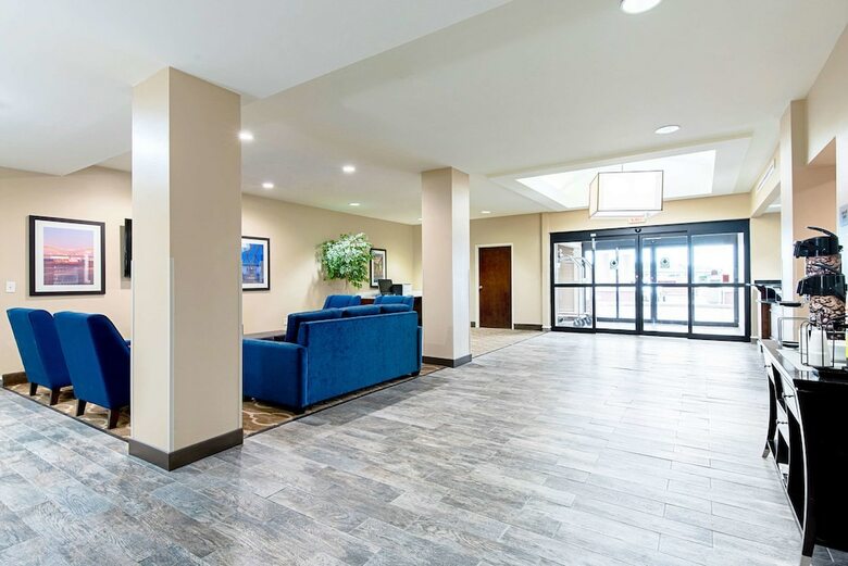 Holiday Inn Express Hotel & Suites Pine Bluff