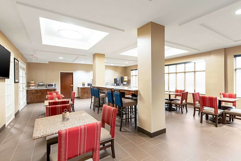 Holiday Inn Express Hotel & Suites Pine Bluff
