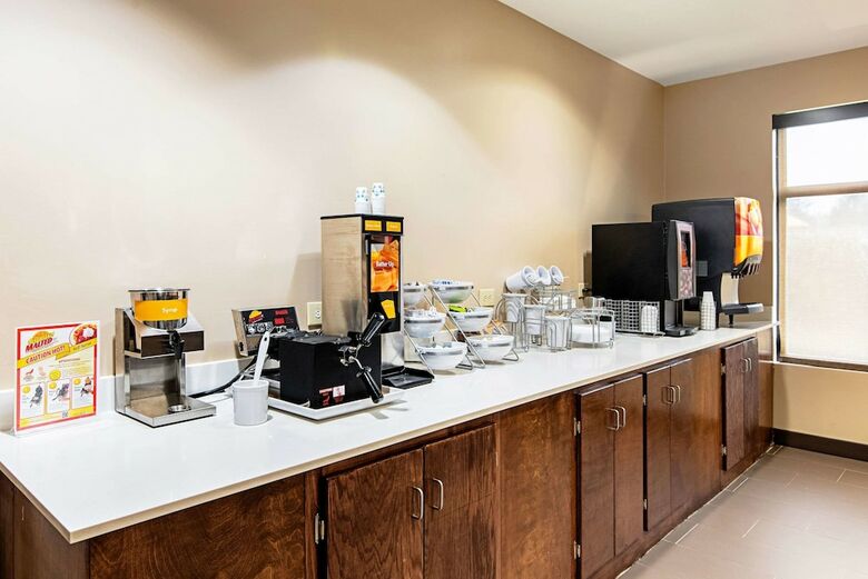 Holiday Inn Express Hotel & Suites Pine Bluff