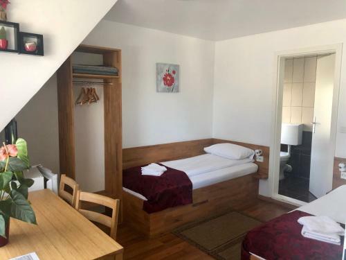 Hostal Pension Rote Rosen