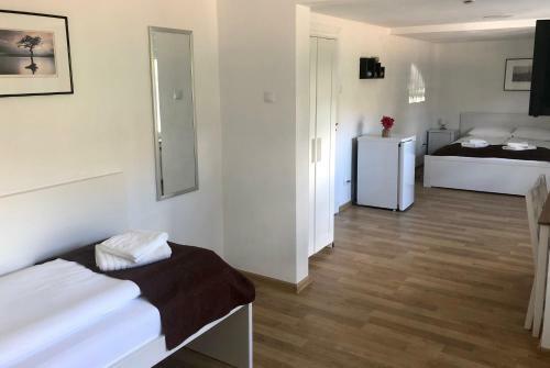 Hostal Pension Rote Rosen
