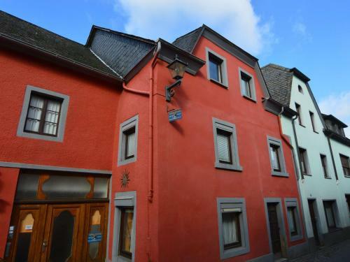 Charming Holiday Home In Neumagen-dhron Near Moezel