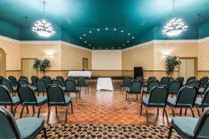 Hotel Clarion Inn & Suites