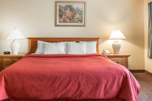 Hotel Clarion Inn & Suites