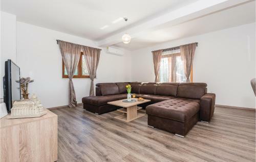 Four-bedroom Holiday Home In Bilice