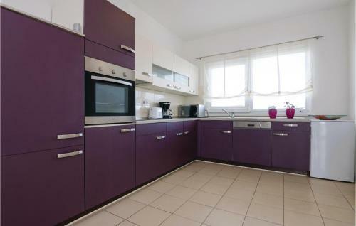 Three-bedroom Holiday Home In Murvica Gornja
