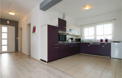 Three-bedroom Holiday Home In Murvica Gornja