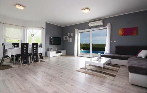 Three-bedroom Holiday Home In Murvica Gornja